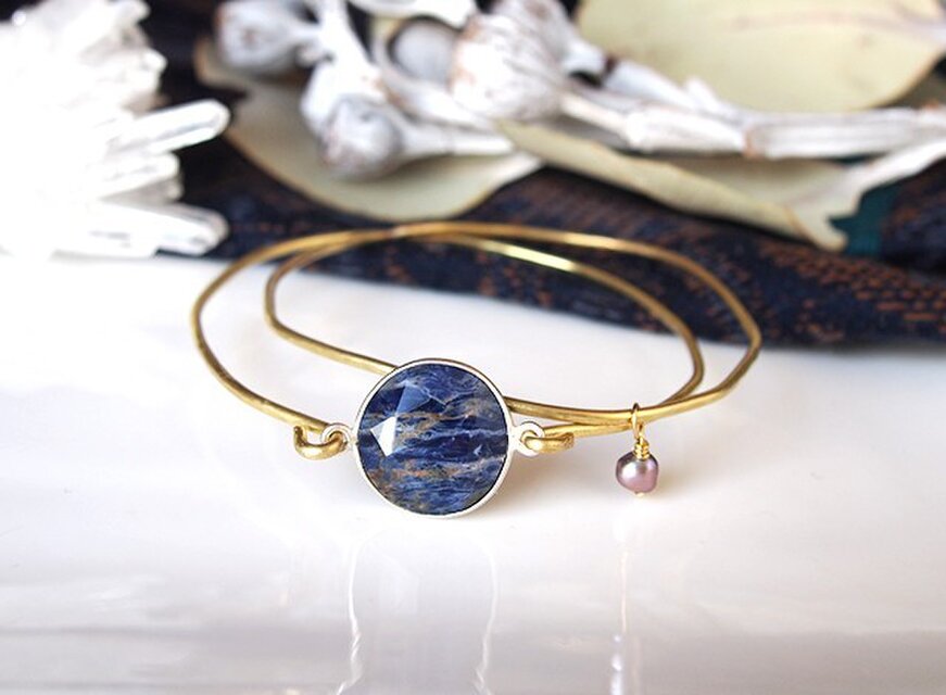 ラピスラズリとグレーパールの重ね着けバングル