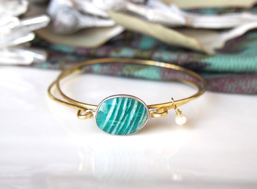 アマゾナイトとパールの重ね着けバングル