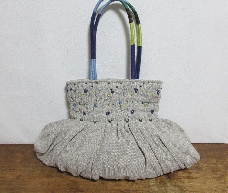 かわいい刺繍のバルーン型ギャザーかばん