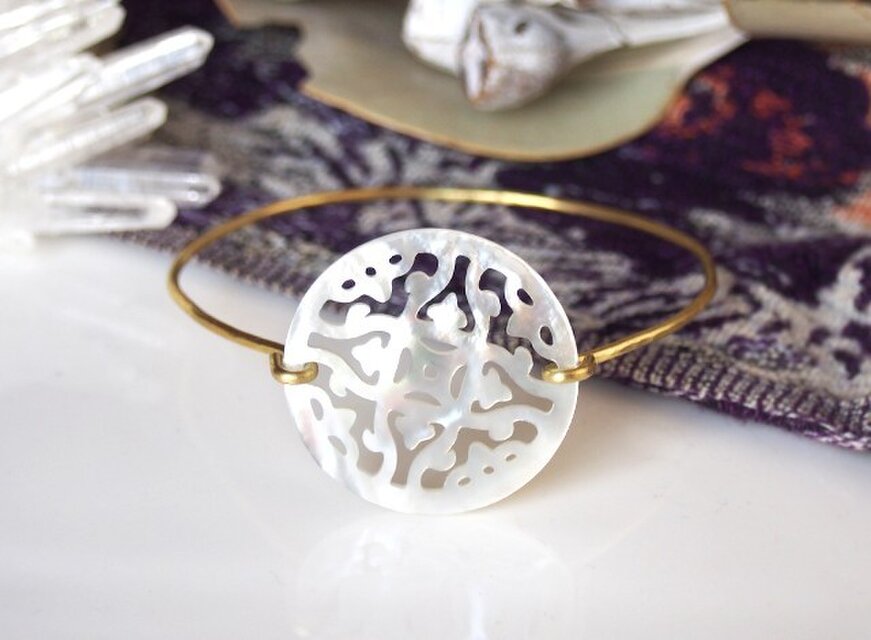 マザーオブパール（白蝶貝）の透かし模様バングル