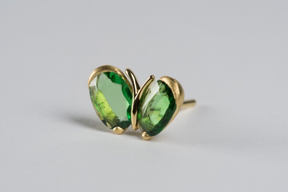 グリーンガーネット　ちょうちょのピアス