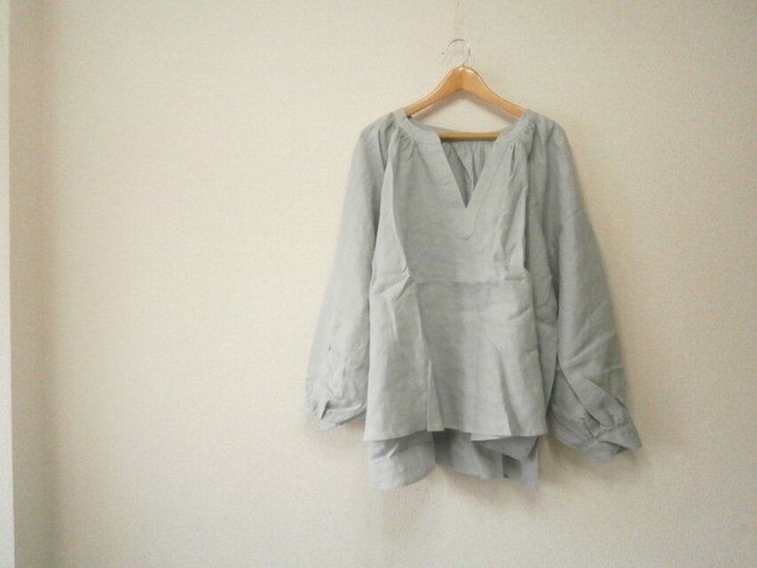 ★en-enギャザーたっぷり身幅プルオーバー・グレイッシュな春ブルーグレー