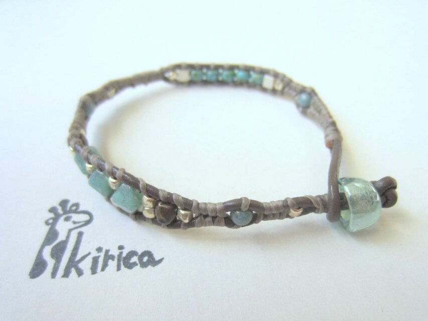 グレージュのバングルブレス