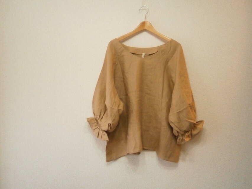 ★en-enフランスリネン・袖口ゴムフリル袖・柔らかい感じのキャメル