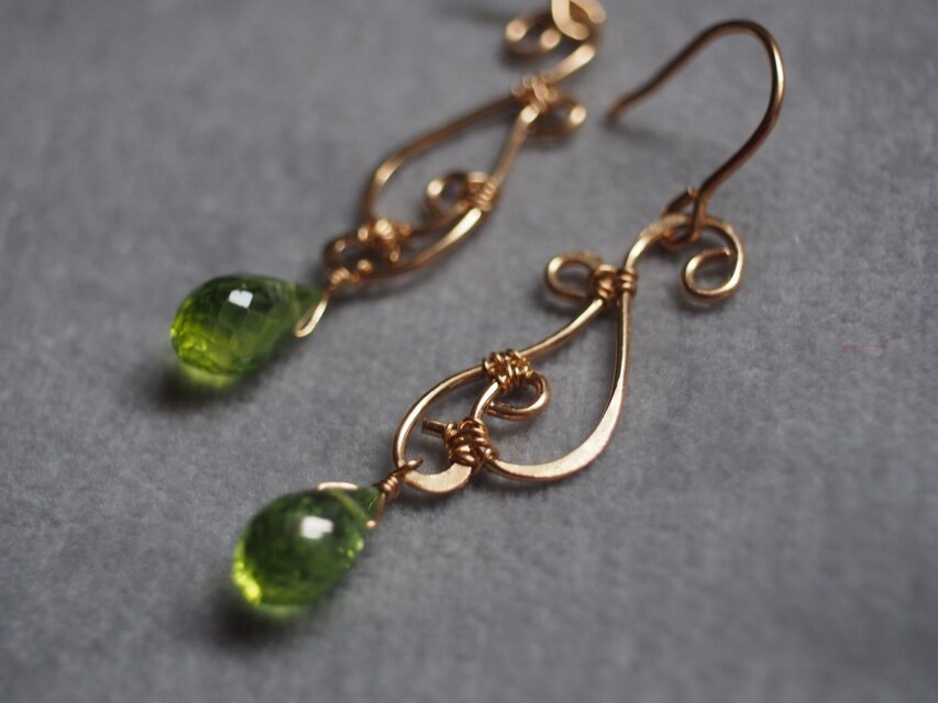 14kgf ドロップカットペリドットのボヘミアンピアス k14gf