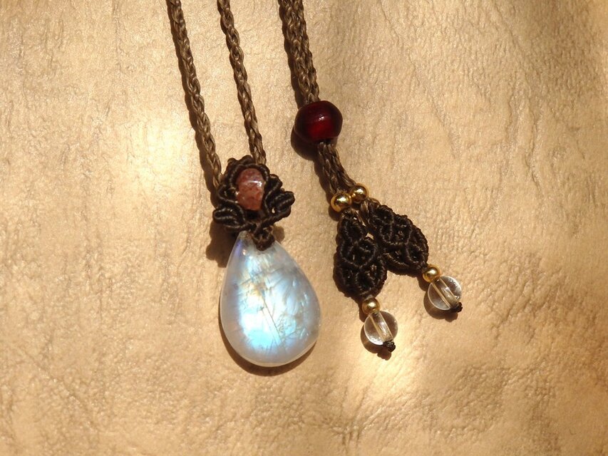 【ご予約済み】.·˖*✩⡱ブルームーンストーンマクラメペンダント