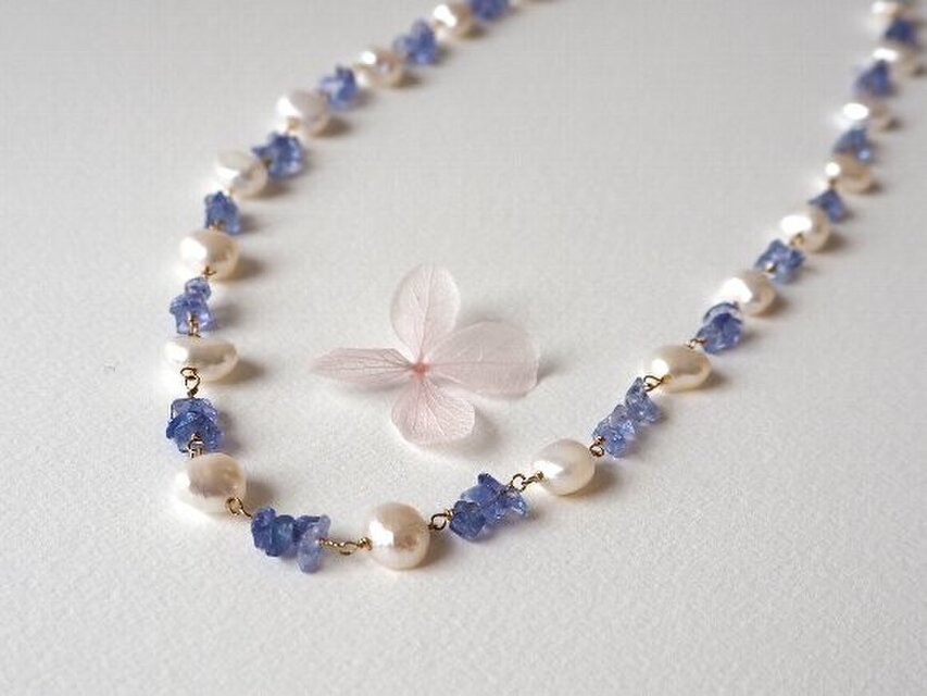 バロックパールとタンザナイトのネックレス