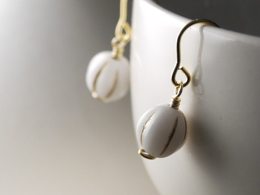 チェコ・メロンビーズのピアス　白金