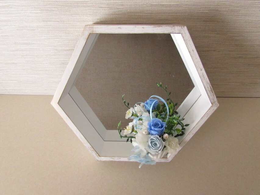 95：壁にもメイクコーナーにも！プリザが映えるミラー＆トレイ