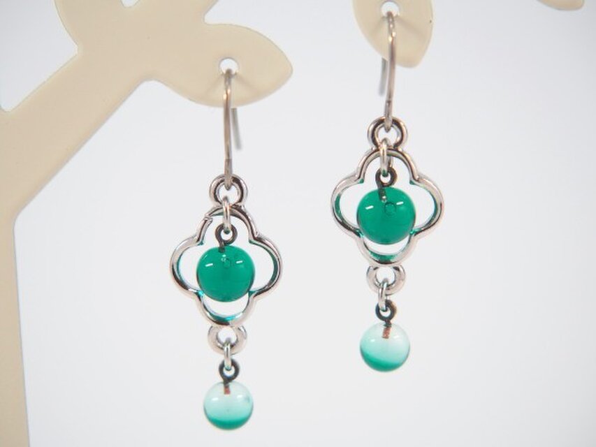 フラワーモチーフピアス　緑