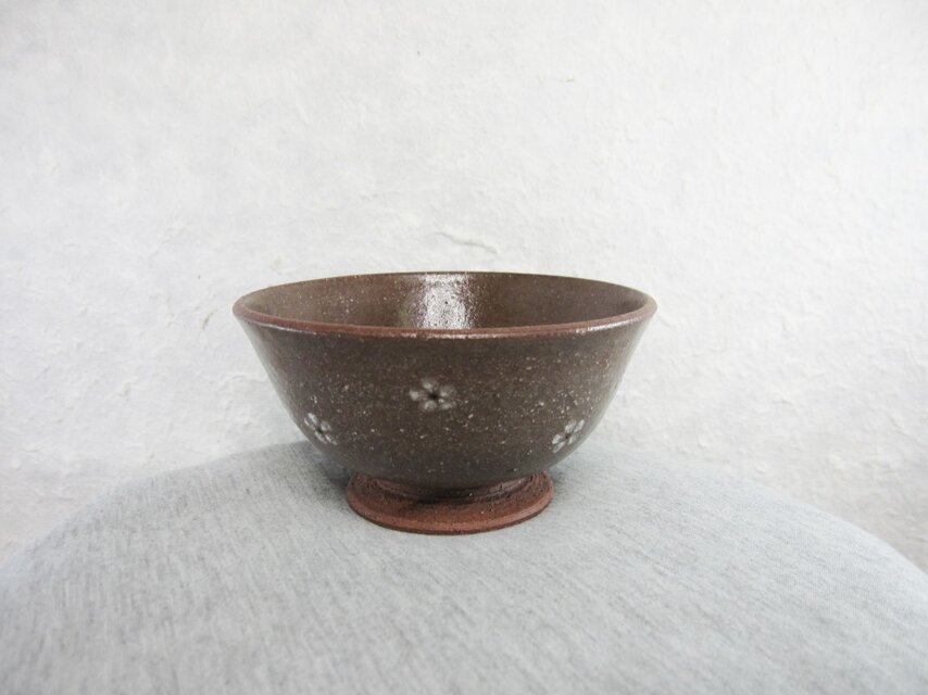 陶器ご飯茶碗（やや大）赤土・白梅紋