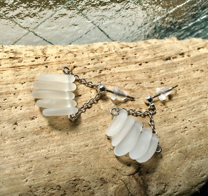 ホワイトシーグラスのチタンポストピアス18