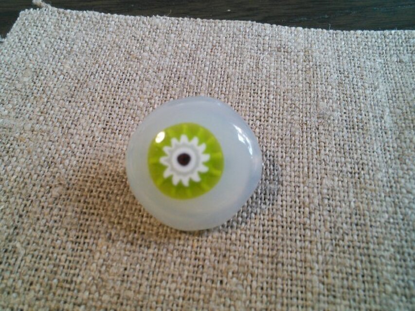 ガラスのブローチ（乳白色Xグリーン）