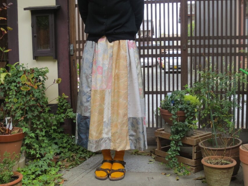 着物リメイク　スカート1684 　天然染め「はちはち」さんの草木染めのはぎれからスカート～♪夏用です～♪ 尾長鶏×四季草花黒留袖オーバースカート｜着物リメイクGeGe
