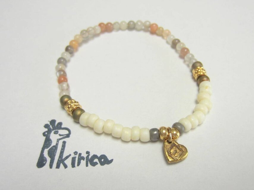 ムーンストーンとハートのブレスレット