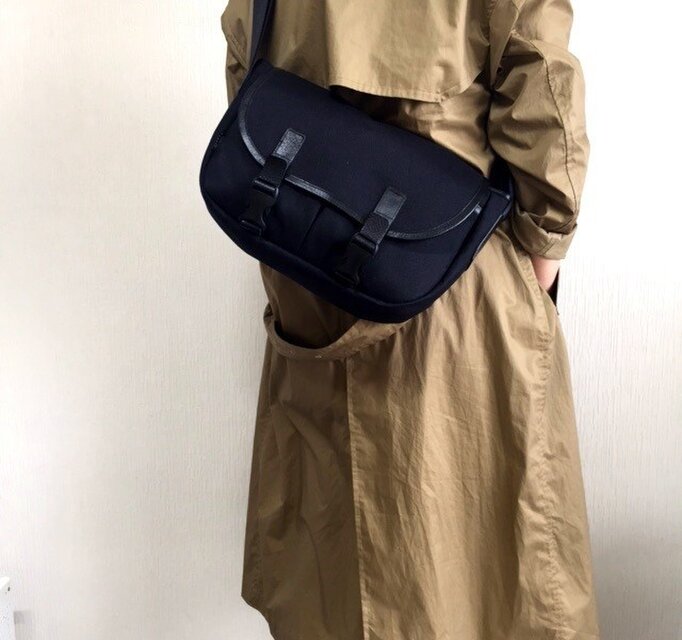 コーデュラナイロンのふた付きショルダーバック