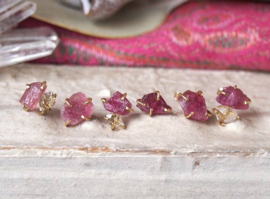 原石のピンクトルマリンとダイヤモンドクォーツのピアス