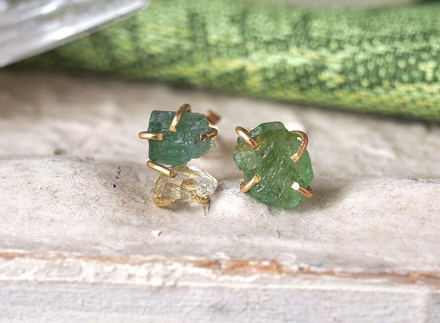 原石のグリーントルマリンとダイヤモンドクォーツのピアス