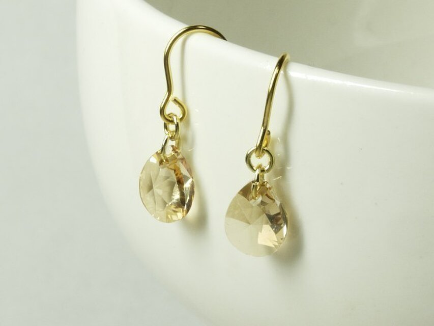 スワロのしずくピアス　シャンパン