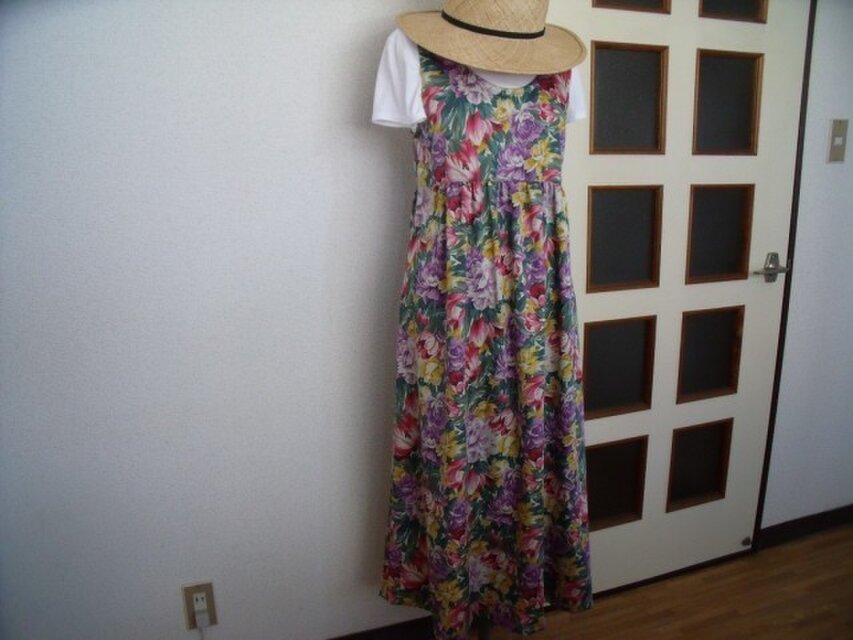 大きな花柄のマキシワンピース