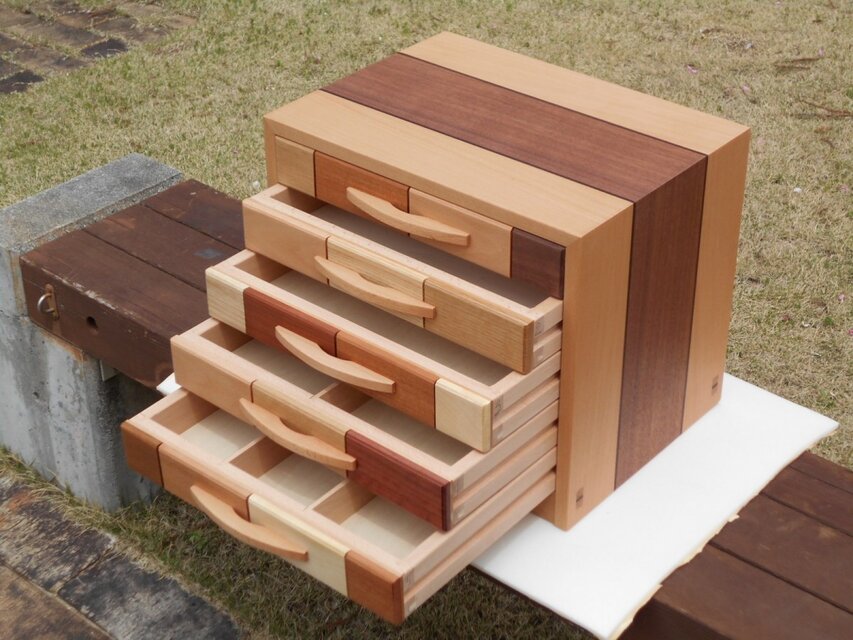 無垢材で作った隠し引き出し | iichi 日々の暮らしを心地よくする