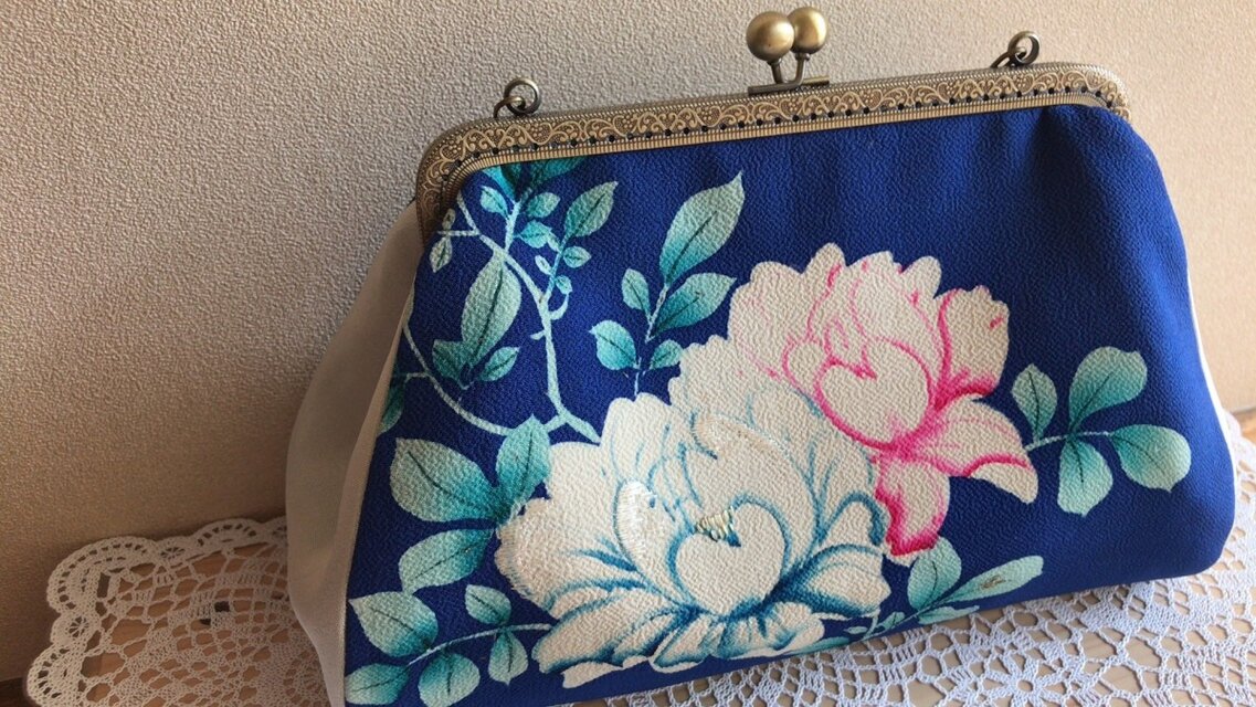 がまぐちバッグ・角型口金　青地花柄×紺レース