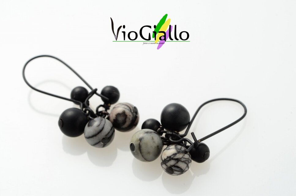 ゼブラジャスパーとフロストオニキスのギドニー形ピアス━