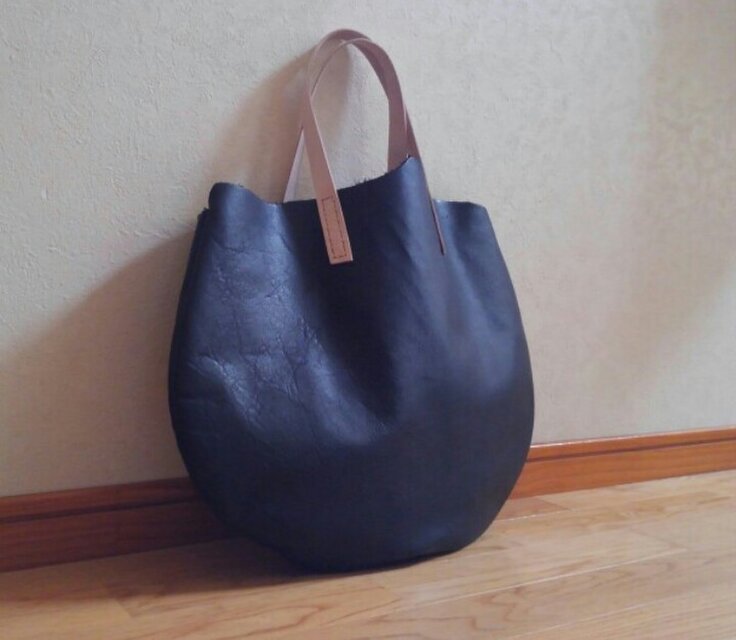 黒革　まぁるいトート