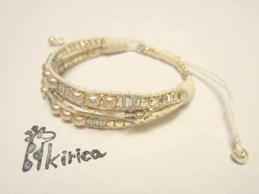 オフホワイトの3重バングル