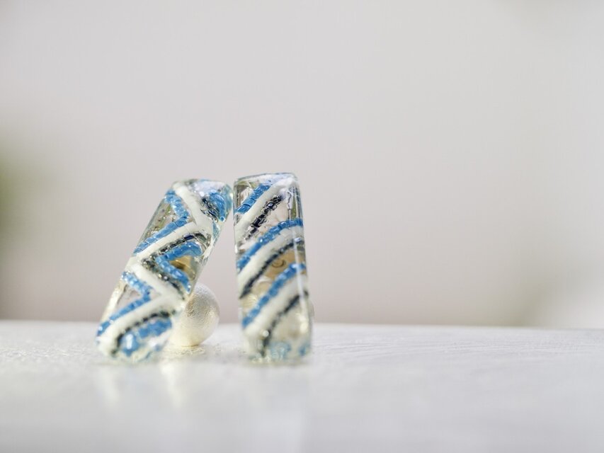 レクタングルクリアピアス **blue border**