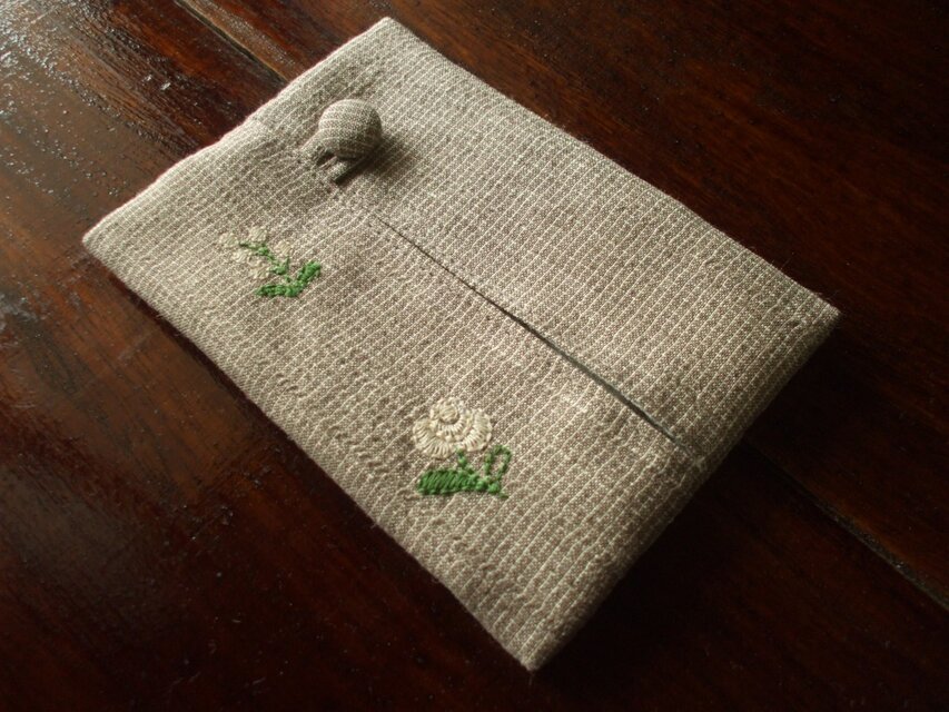 小花刺繍のポケットティッシュケース　ベージュチェック