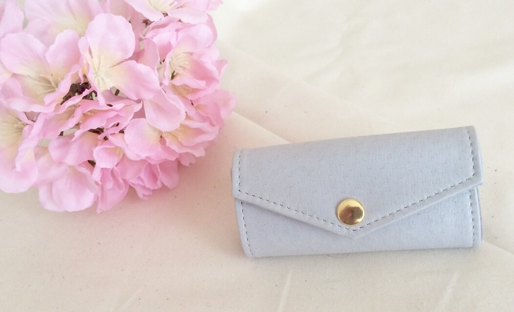 淡いグレーのキーケース