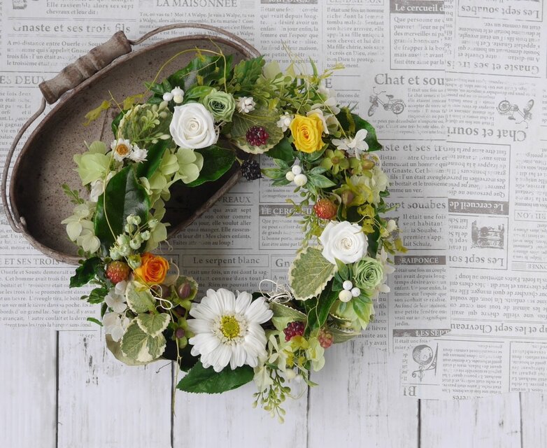 ホワイトガーベラとベリーのリース