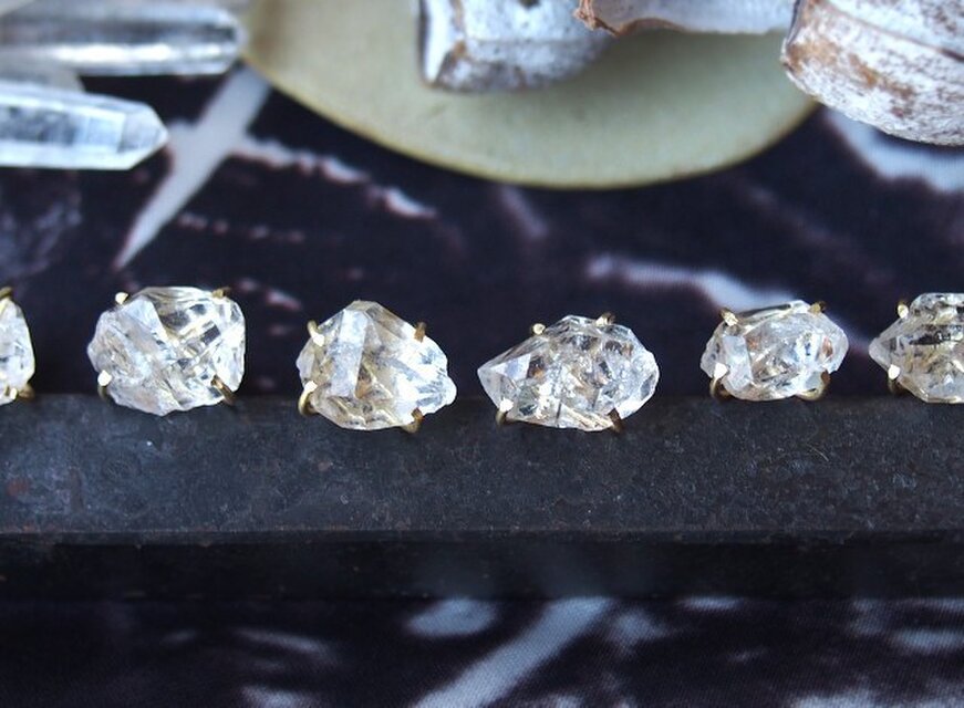 大粒原石のダイヤモンドクォーツのピアス