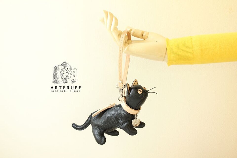 ブラック 猫のキーポーチ Gattina Baffi(ガッティーナバッフィ）本革シュリンクレザー使用