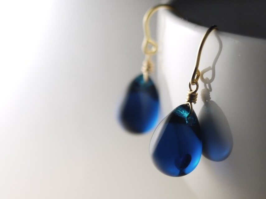 チェコガラスのおおきなドロップのピアス　濃藍
