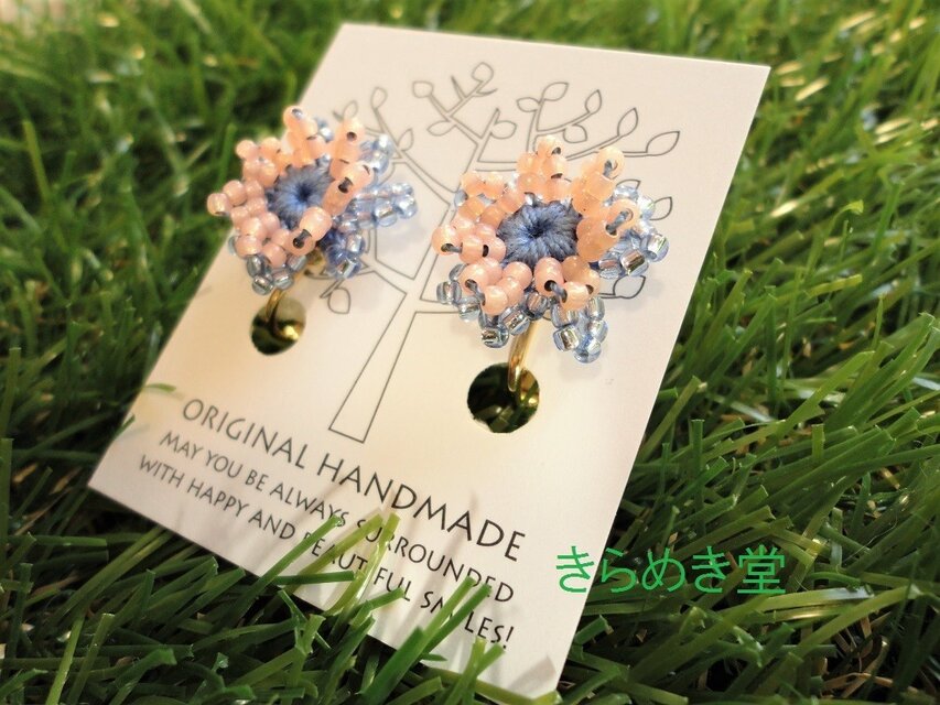 ビーズのお花イヤリング（ライトスカイブルー・サーモンピンク）