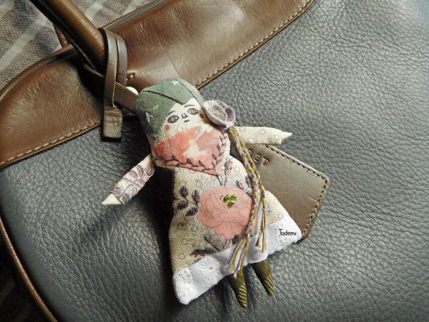 ドールブローチ　ゾーイ