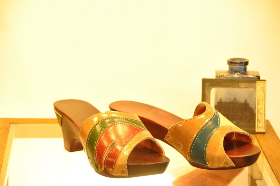 レディース木靴サンダル＜カラフル　アシンメトリ＞