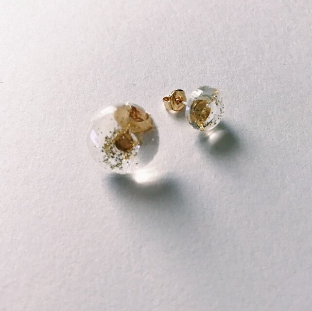 透明×ゴールドラメピアス