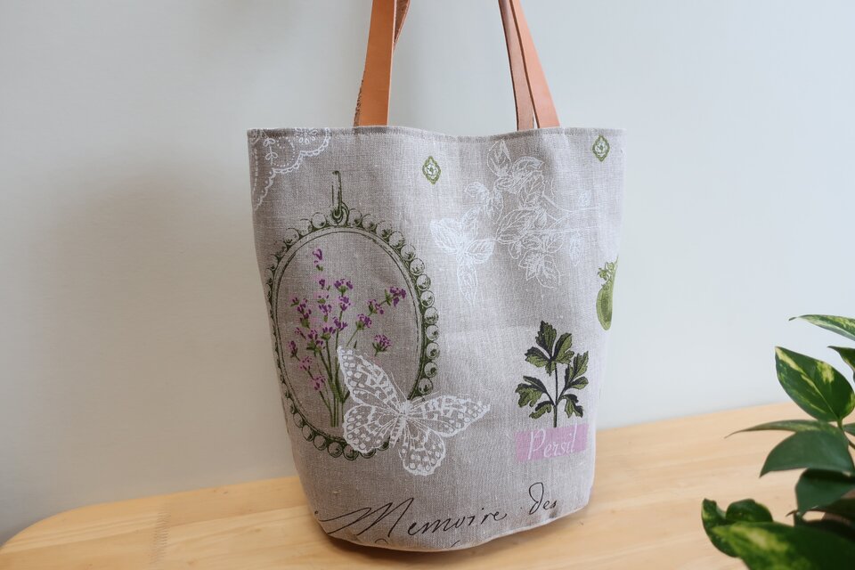 花と白蝶柄リネンバケツ型トートバック