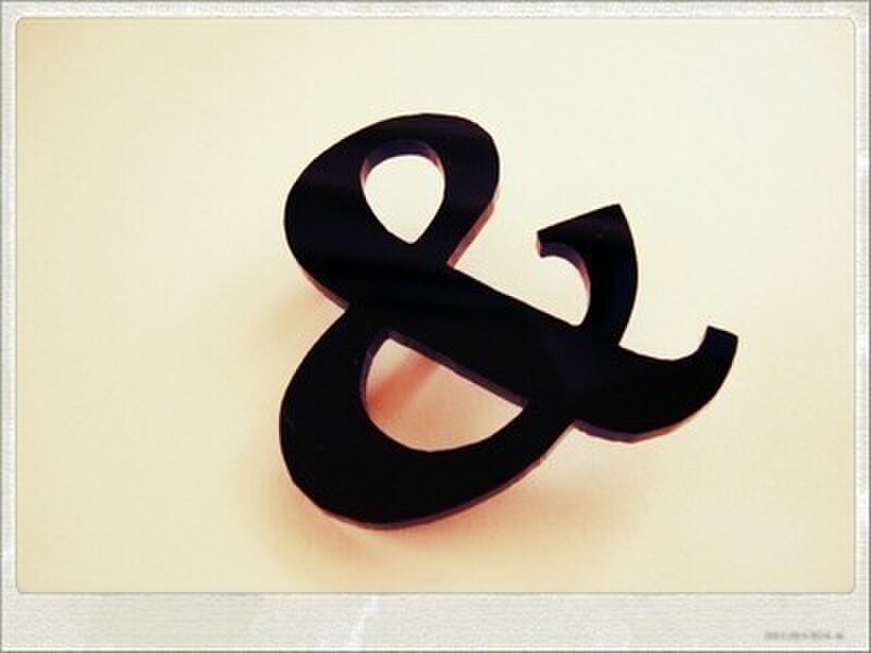 【ampersand】　ブローチ　黒