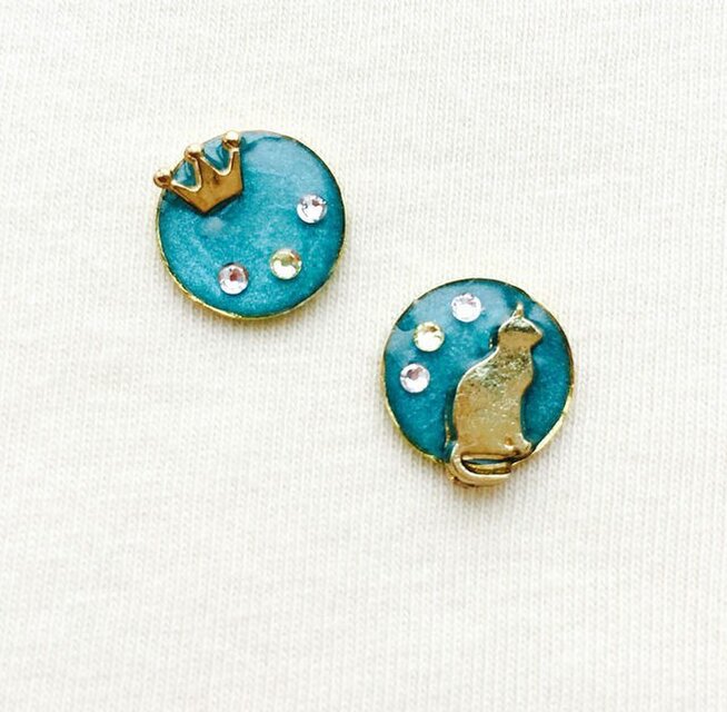 猫と王冠ピアス/イヤリング （ｴﾒﾗﾙﾄﾞ）