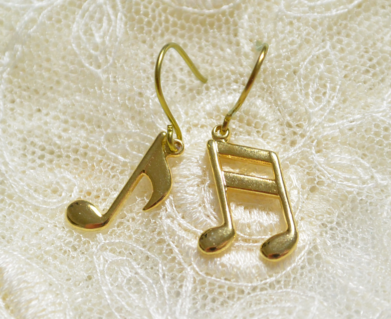 ゴールドチタンピアス・ミュージカルノート