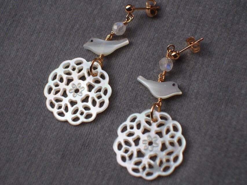 14kgf レースシェルのかわいい小鳥ピアス k14gf フックピアス可