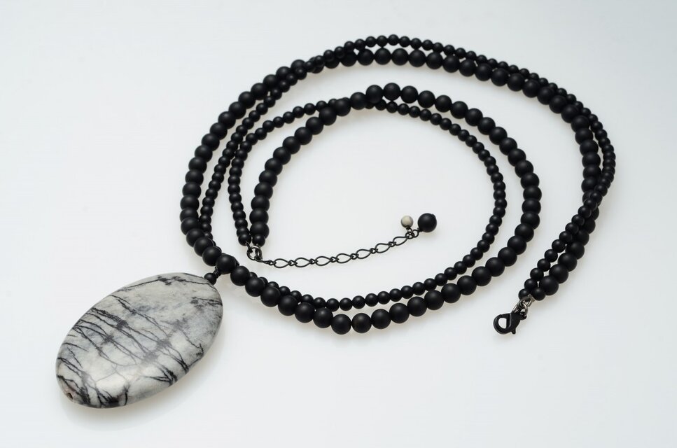 ゼブラジャスパー(オーバル)とフロストオニキスの二連ロングネックレス