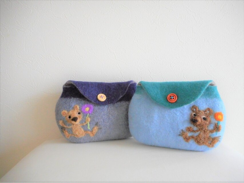 花を持つクマ　ポーチ