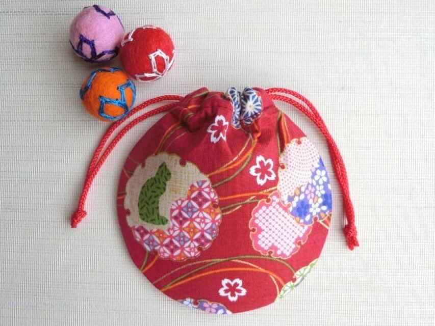 ミニ巾着袋　赤色金彩　雪輪ねこ　御守り　アクセ収納　七五三　プレゼントにも　