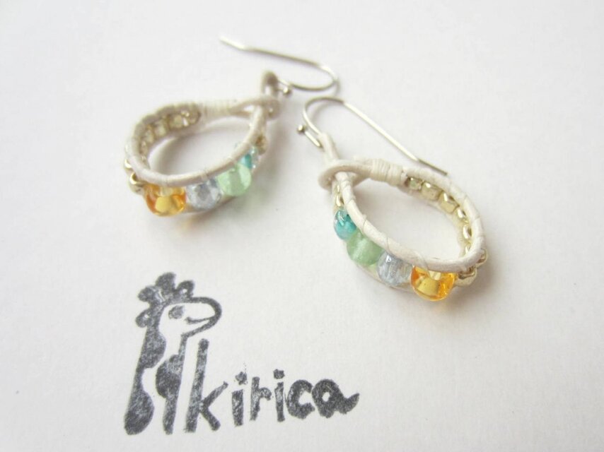 シャーベットカラーの小さいピアス