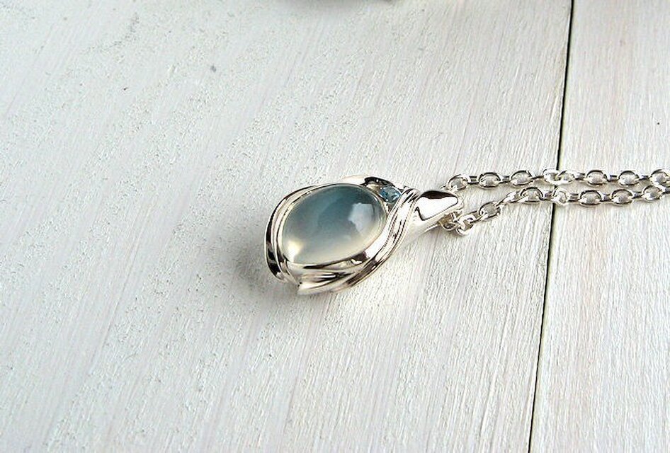 月の花　ムーンストーンのシルバーペンダント